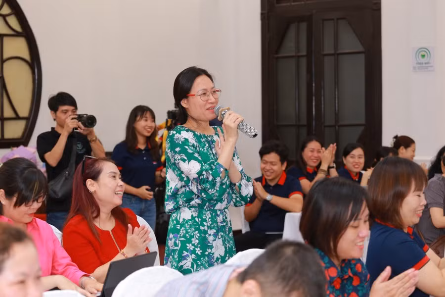 Phóng viên các cơ quan báo chí nêu câu hỏi tới BTC chương trình. Phóng viên các cơ quan báo chí nêu câu hỏi tới BTC chương trình.