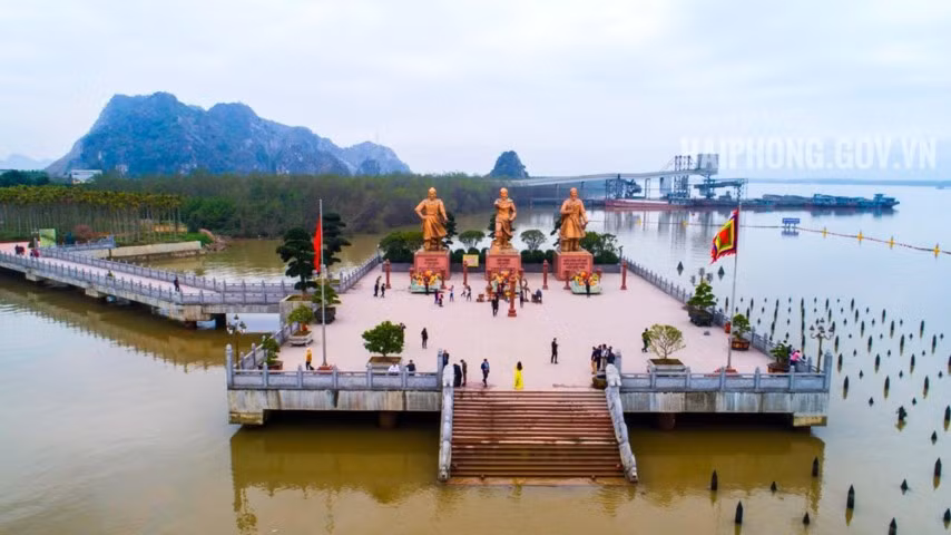 Tượng của 3 vị anh hùng dân tộc: Ngô Quyền, Lê Đại Hành và Trần Hưng Đạo trên quảng trường Chiến thắng trong Khu di tích Bạch Đằng Giang.