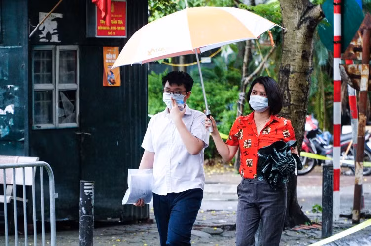 Nỗi lo học phí đầu năm học là tâm trạng chung của nhiều phụ huynh. Ảnh minh họa
