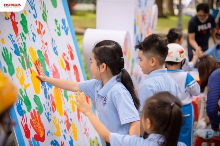 Con trẻ sẽ học theo cách mà cha mẹ thể hiện lời hứa trong cuộc sống hàng ngày.