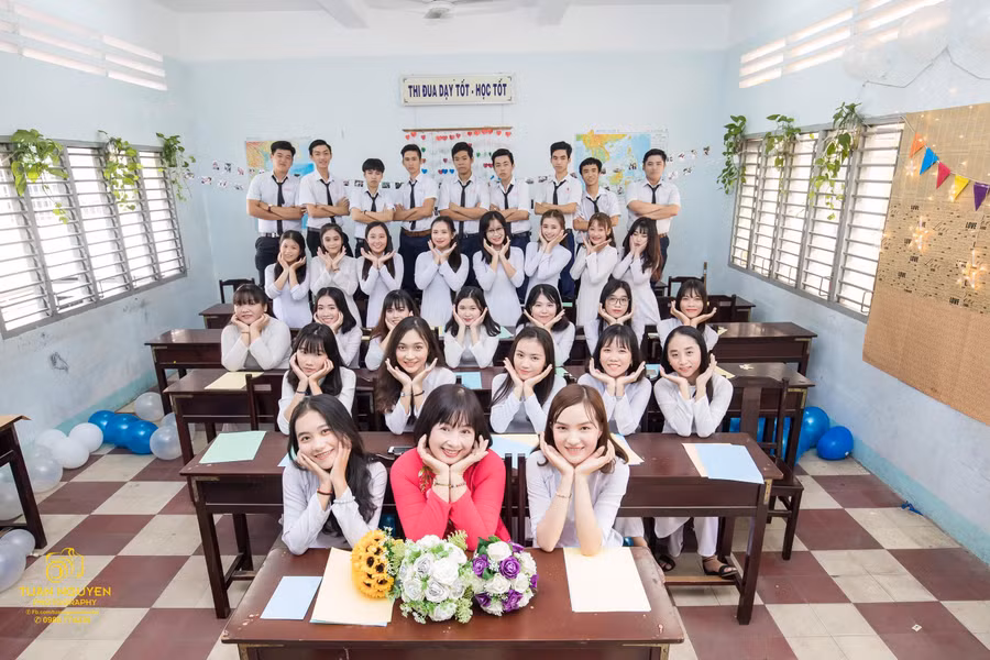 Cô Lê Thị Huệ Hương và học trò.