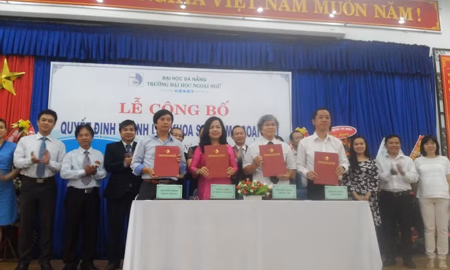 Đại diện các khoa ký kết biên bản bàn giao công tác khoa Sư phạm Ngoại ngữ