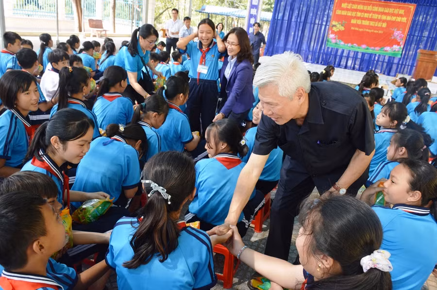 Các mạnh thường quân động viên, trao quà đến các em học sinh.