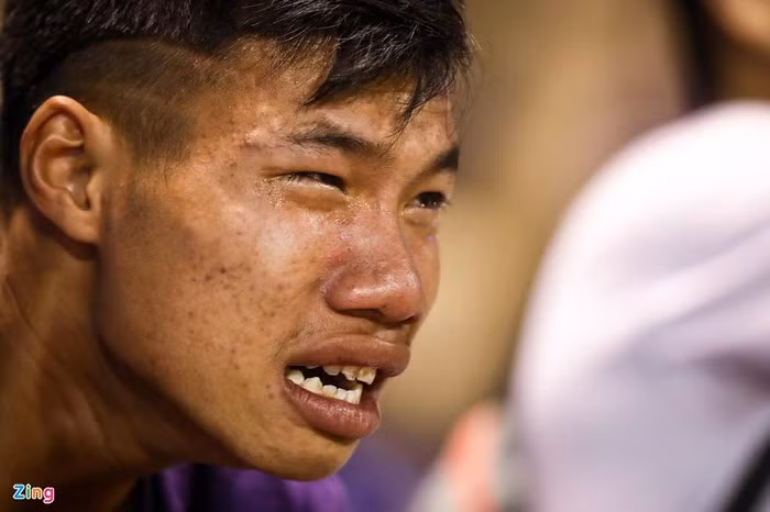 Cổ động viên Hà Nội bật khóc khi đội nhà vuột ngôi vô địch. (Ảnh: Zing).