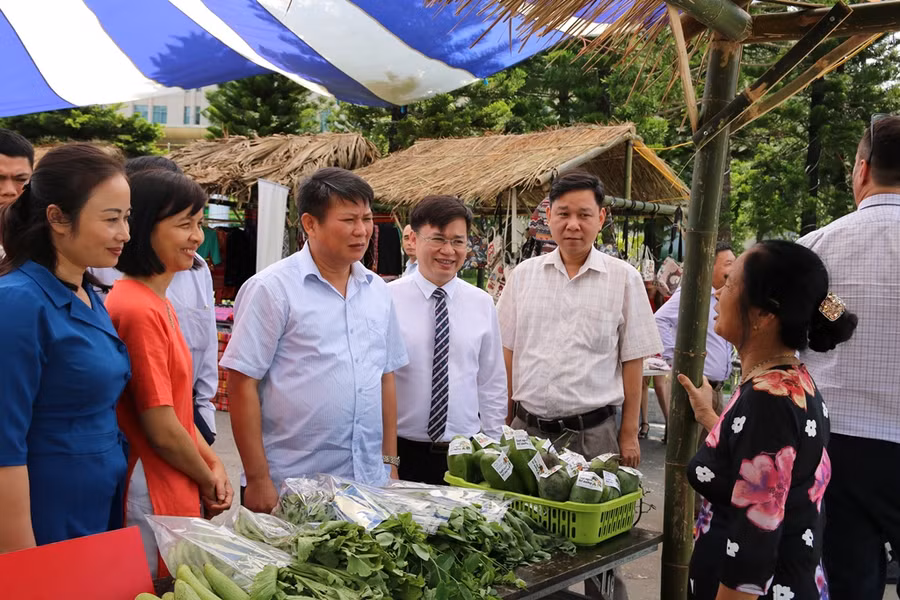 Ông Lò Minh Hùng, Phó Chủ tịch UBND Tỉnh Sơn La (giữa) thăm các gian hàng tại Hội thảo Khởi động dự án