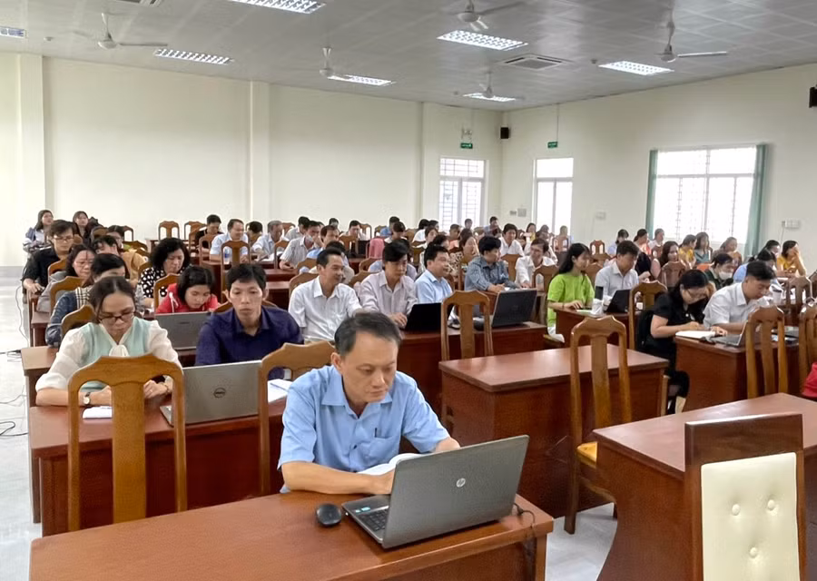 Giáo viên tham gia tập huấn bồi dưỡng chuyên môn.