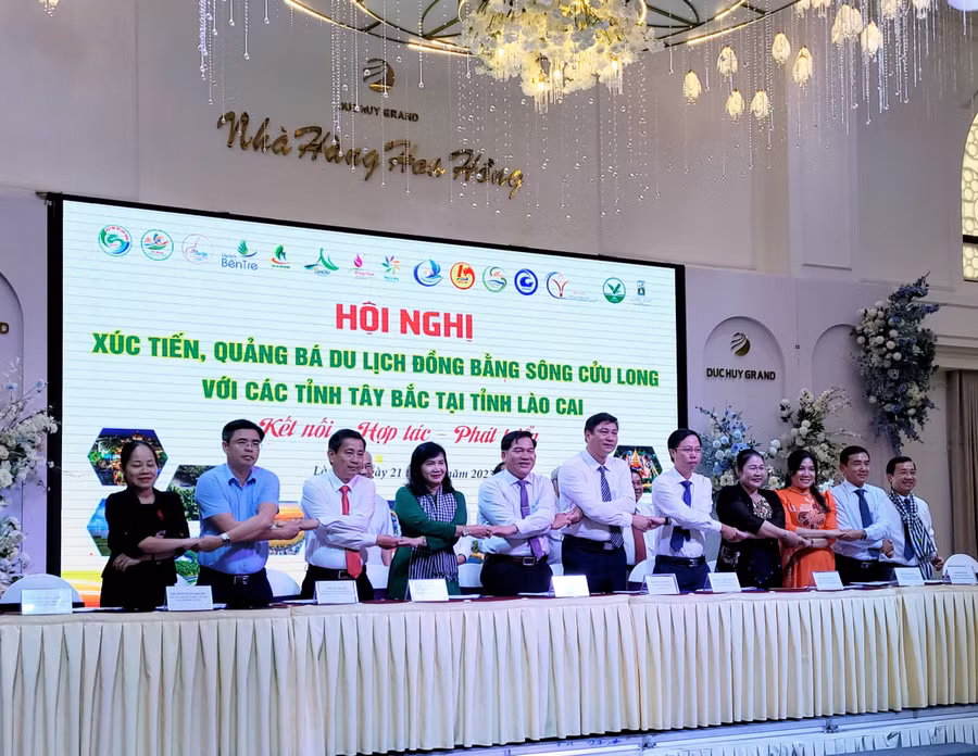 Đại biểu ký kết hợp tác phát triển du lịch giữa các đơn vị tại Hội nghị.