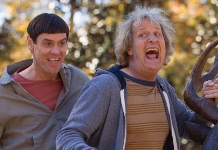 Jim Carey (trái) và bạn diễn trong bộ phim “Siêu ngốc gặp nhau”.