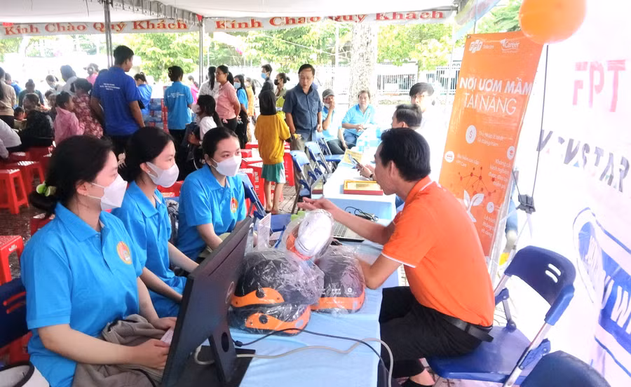 Các công ty, doanh nghiệp tư vấn và giới thiệu việc làm cho người lao động tại Ngày hội.