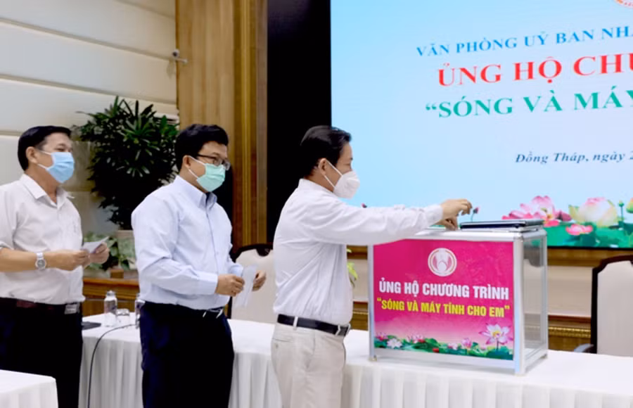 Ủng hộ Chương trình Sóng và máy tính cho em tại tỉnh Đồng Tháp. Ảnh: Quốc Ngữ