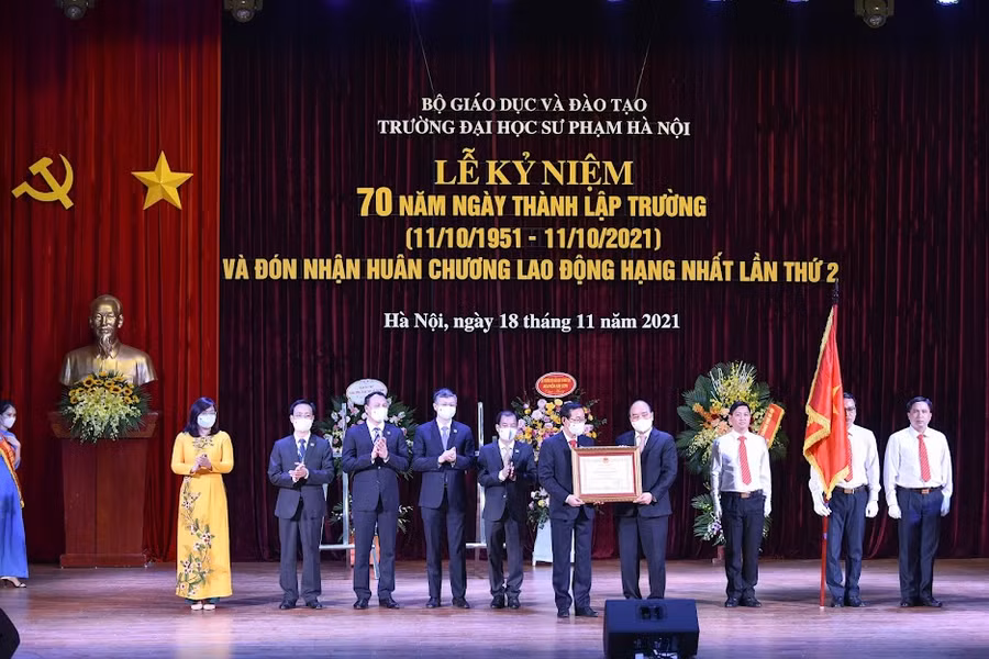 Chủ tịch nước Nguyễn Xuân Phúc trao Huân chương Lao động hạng Nhất lần 2 cho Trường ĐHSP Hà Nội.