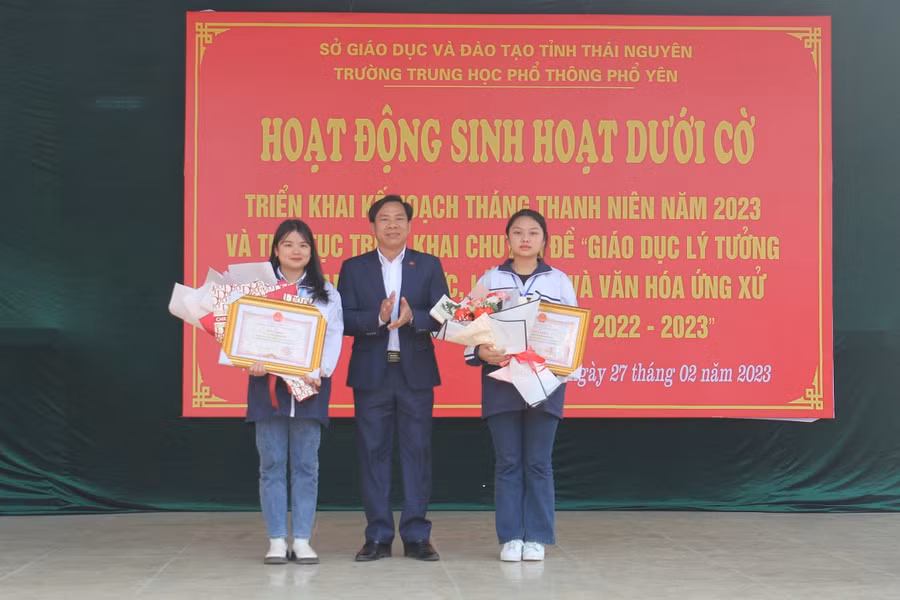 Thừa ủy quyền của Chủ tịch UBND tỉnh Thái Nguyên, ông Nguyễn Đức Thịnh, Phó Giám đốc sở Giáo dục và Đào tạo đã trao bằng khen và tiền thưởng của tỉnh cho hai em Ngô Thị Dung và Mai Thị Thanh Nga, lớp 11B3, trường THPT Phổ Yên trường THPT Phổ Yên.