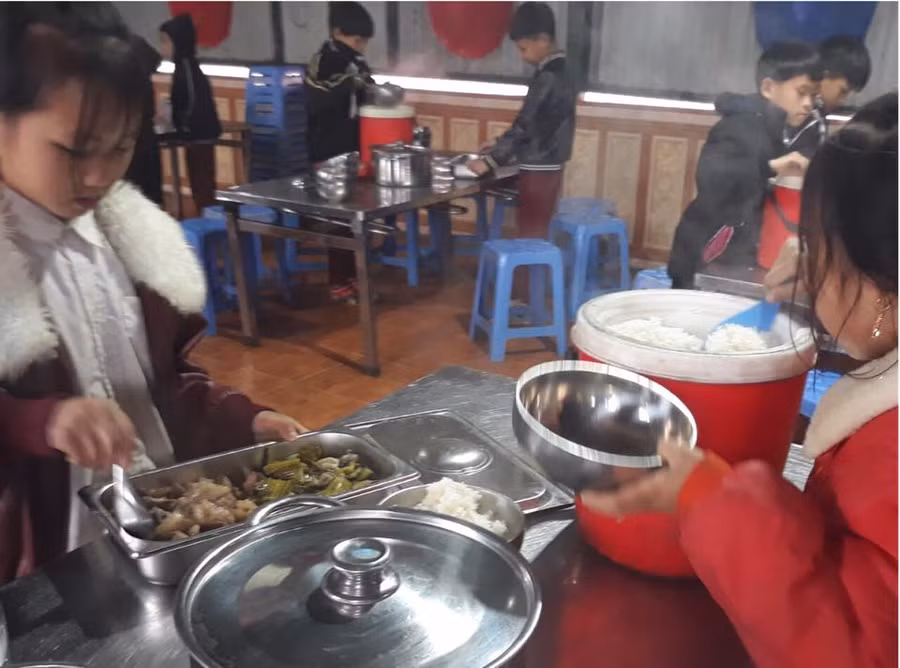 Bữa ăn bán trú tại Trường PTDTBT Tiểu học Cốc Ly 1 (Bắc Hà, Lào Cai). Ảnh: NTCC Bữa ăn bán trú tại Trường PTDTBT Tiểu học Cốc Ly 1 (Bắc Hà, Lào Cai). Ảnh: NTCC
