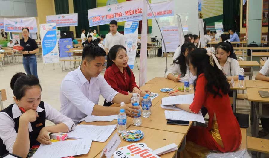 Nhiều công ty, doanh nghiệp tham gia ngày hội việc làm năm 2022 của Trường ĐH Nông Lâm (ĐH Thái Nguyên). Ảnh: NTCC