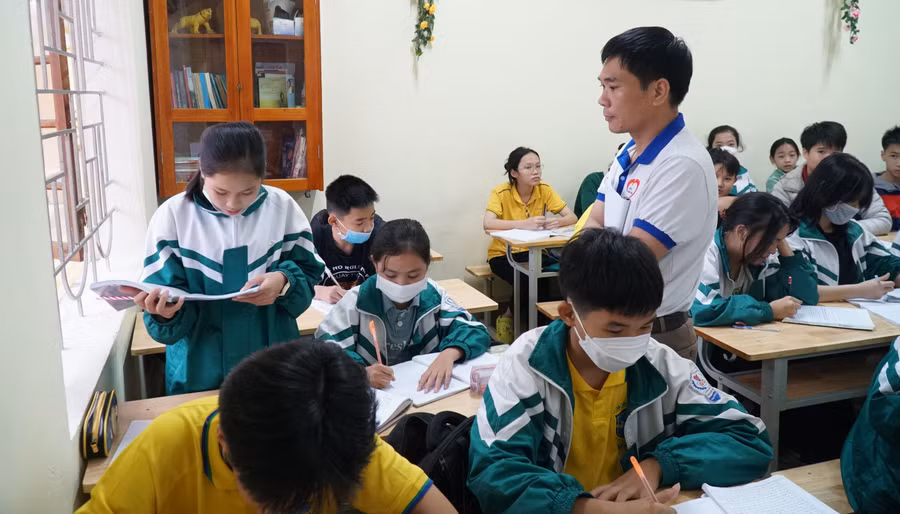 Ngoài dạy học thầy Nam còn là giáo viên chủ nhiệm tận tụy, tâm huyết với trò.