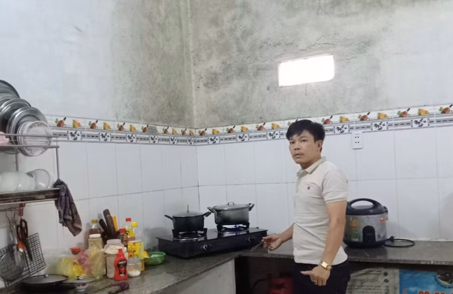Mỗi ngày, thầy Nguyễn Đình Tịnh thức dậy từ sớm để nấu thức ăn mang đến trường cho trò.