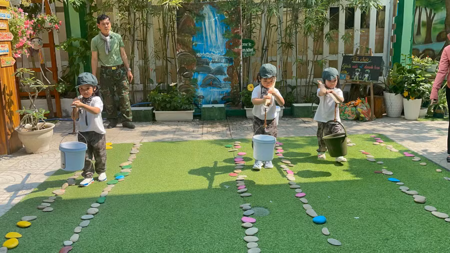Trò chơi Gánh nước về doanh trại với sự tiếp sức của các chú bộ đội và cô giáo.