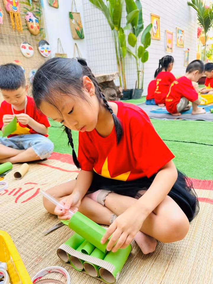 Bé lớp Lớn, Trường Mầm non Bình Minh hoàn thiện sản phẩm tạo hình chiếc xe tăng.