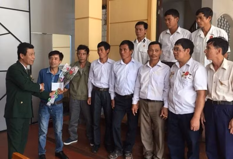 Cựu chiến binh Lê Hữu Thảo (thứ 2 từ trái sang) cùng đồng đội.