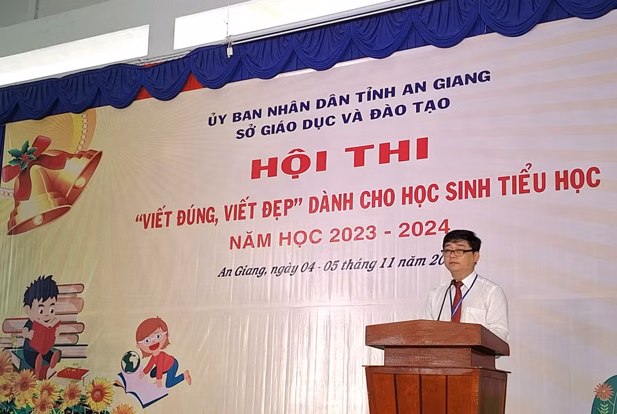 Ông Nguyễn Quốc Khanh - Phó Giám đốc Sở GD&amp;ĐT An Giang, Trưởng ban tổ chức phát biểu khai mạc Hội thi.