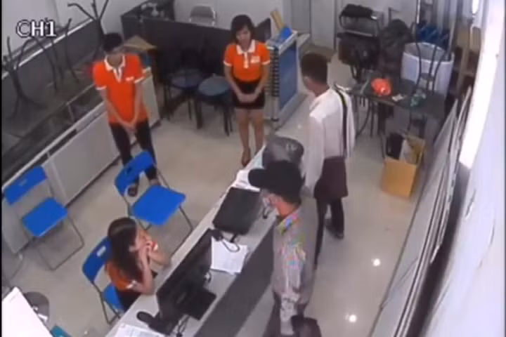 Bắc Ninh: Khống chế nhân viên cửa hàng, cướp điện thoại