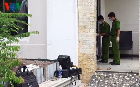 Công an khám nghiệm hiện trường vụ thảm sát