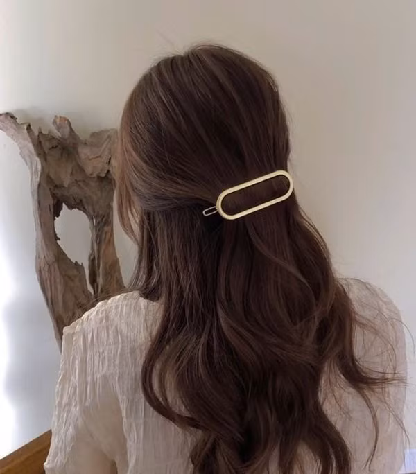 Buộc tóc nửa đầu và cố định tóc bằng một chiếc kẹp cũng đủ giúp bạn trông xinh đẹp và duyên dáng lắm rồi.