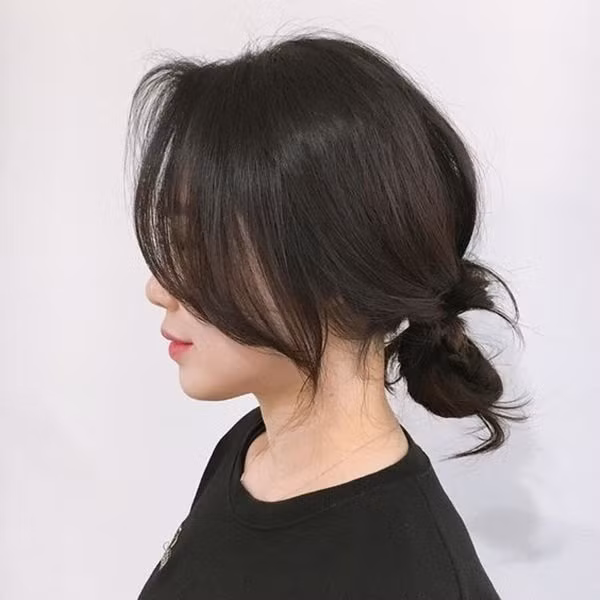 Kiểu tóc búi thấp không chỉ dành cho mùa hè rực rỡ mà xuân sang cũng dịu dàng và tuyệt xinh. Một mái tóc được búi thấp kết hợp trên mình chiếc đầm hoa vintage, thả dáng dưới thời tiết mát mẻ là chuẩn style Hàn Quốc đó nha!