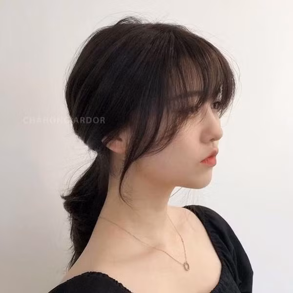 Chỉ với một chiếc lô cuốn hoặc máy uốn tóc, bạn đã có thể có được kiểu tóc mái tuyệt xinh và bắt mắt rồi.