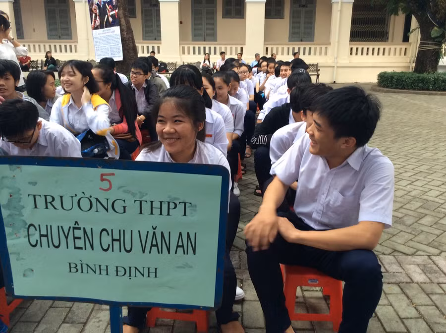 Học sinh Trường THPT chuyên Chu Văn An, Bình Định. Học sinh Trường THPT chuyên Chu Văn An, Bình Định.