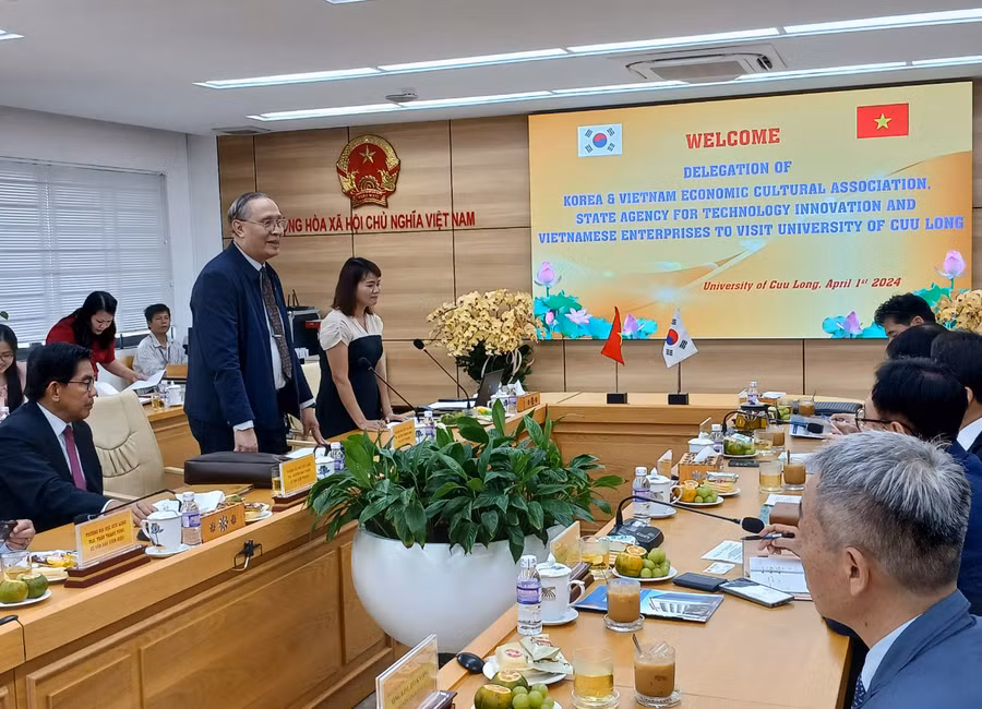 TS Nguyễn Thanh Dũng - Phó Hiệu trưởng Trường ĐH Cửu Long phát biểu tại buổi làm việc. TS Nguyễn Thanh Dũng - Phó Hiệu trưởng Trường ĐH Cửu Long phát biểu tại buổi làm việc.
