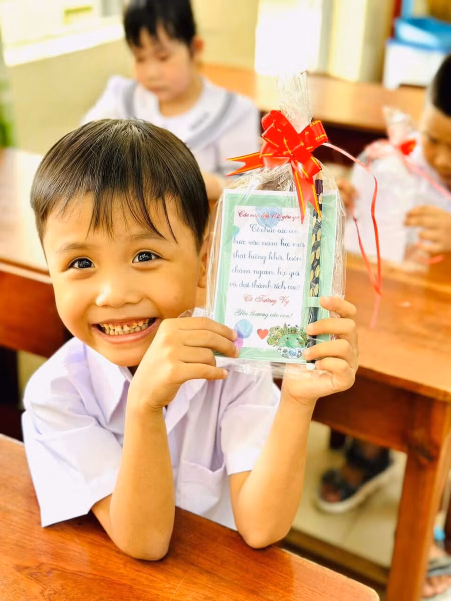Lời chúc và quà tặng của cô giáo chủ nhiệm đến học sinh lớp 1, Trường Tiểu học Hùng Vương (quận Hải Châu, TP Đà Nẵng) trong ngày đầu đến trường.