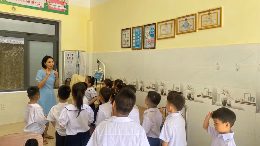 Nhân viên y tế hướng dẫn cho học sinh lớp 1, Trường Tiểu học Hùng Vương trong tình huống nào thì cần đến phòng y tế để được hỗ trợ.