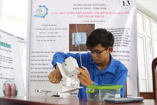 “Mô hình thiết bị phân bổ thức ăn cho tôm” của sinh viên Nguyễn Trọng Hiếu đạt giải nhất Cuộc thi.