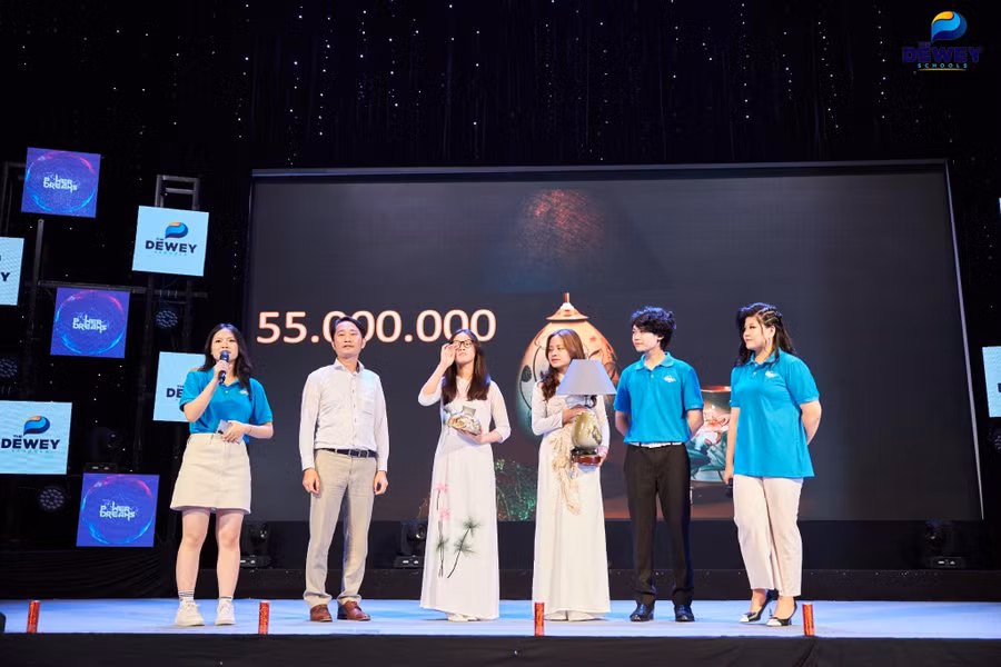 Học sinh The Dewey Schools tổ chức đấu giá sản phẩm gốm Bát Tràng trong sự kiện Summer Concert.