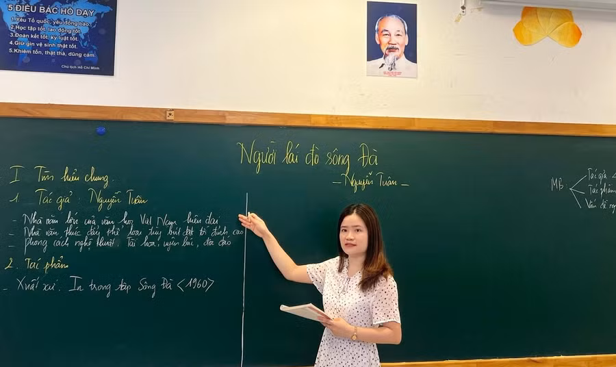 Cô Lê Hải Châu trong giờ ôn tập thi tốt nghiệp THPT năm 2022 cho học sinh.