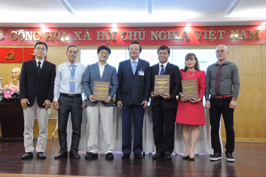 Đại diện lãnh đạo các bên tham gia lễ ký kết chụp ảnh lưu niệm Đại diện lãnh đạo các bên tham gia lễ ký kết chụp ảnh lưu niệm