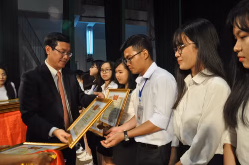 Thứ trưởng Bộ GD&ĐT Nguyễn Văn Phúc trao thưởng cho các sinh viên có đề tài nghiên cứu đạt giải Nhất Thứ trưởng Bộ GD&ĐT Nguyễn Văn Phúc trao thưởng cho các sinh viên có đề tài nghiên cứu đạt giải Nhất