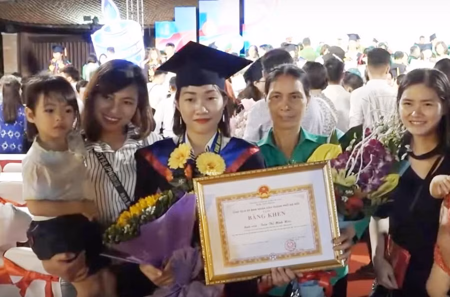 Trần Thị Minh Hoa cùng người thân tại lễ tuyên dương thủ khoa của thành phố Hà Nội năm 2018