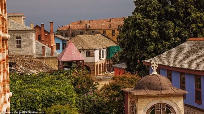 Sân trong của tu viện Great Lavra có các ngôi nhà lộng lẫy, được trang trí bằng các màu sắc tươi sáng như vàng, xanh, tím. Vùng đất thiêng cấm phụ nữ và trẻ em
