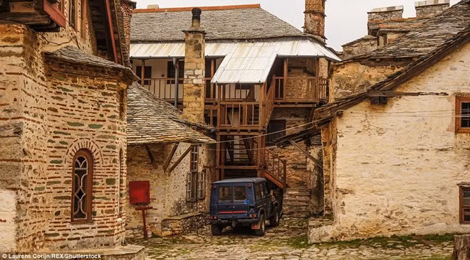 Chiếc Mercedes đời cũ đậu ở sân tu viện Lavra. Vùng đất thiêng cấm phụ nữ và trẻ em
