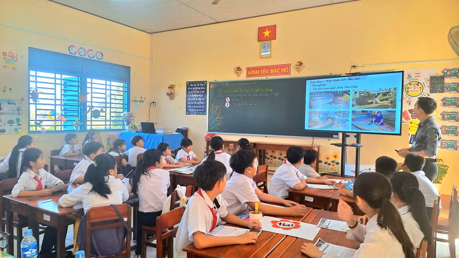Giáo viên và học sinh thực nghiệm chủ đề: Sản phẩm thủ công mĩ nghệ địa phương. (Ảnh: Trọng Nhân) Giáo viên và học sinh thực nghiệm chủ đề: Sản phẩm thủ công mĩ nghệ địa phương. (Ảnh: Trọng Nhân)