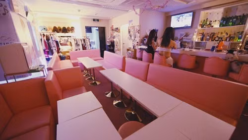 quan-bar-chao-don-dan-ong-mac-vay-o-tokyo-1