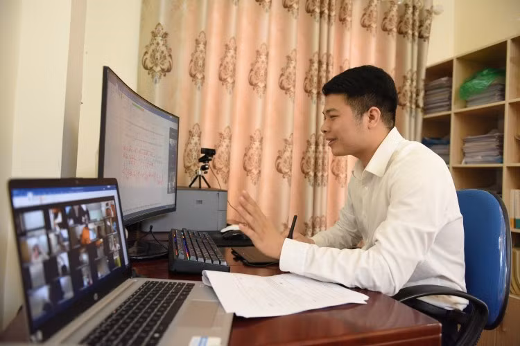Giáo viên Trường Trung học phổ thông Phan Đình Phùng - Hà Nội dạy trực tuyến. Ảnh: Thế Đại