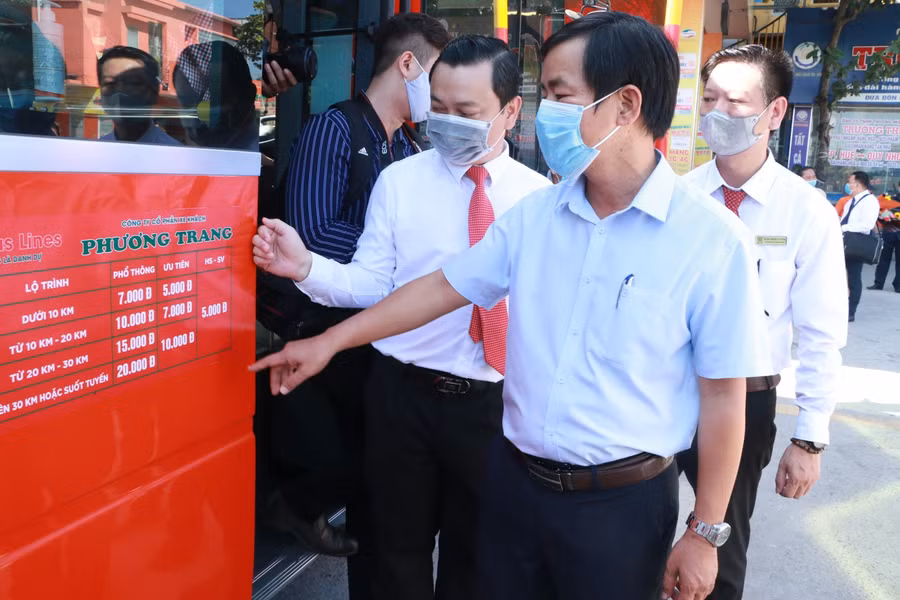 Ông Nguyễn Văn Phương – Phó chủ tịch UBND tỉnh Thừa Thiên – Huế kiểm tra việc niêm yết giá vé tại buổi ra mắt tuyến xe buýt Phương Trang