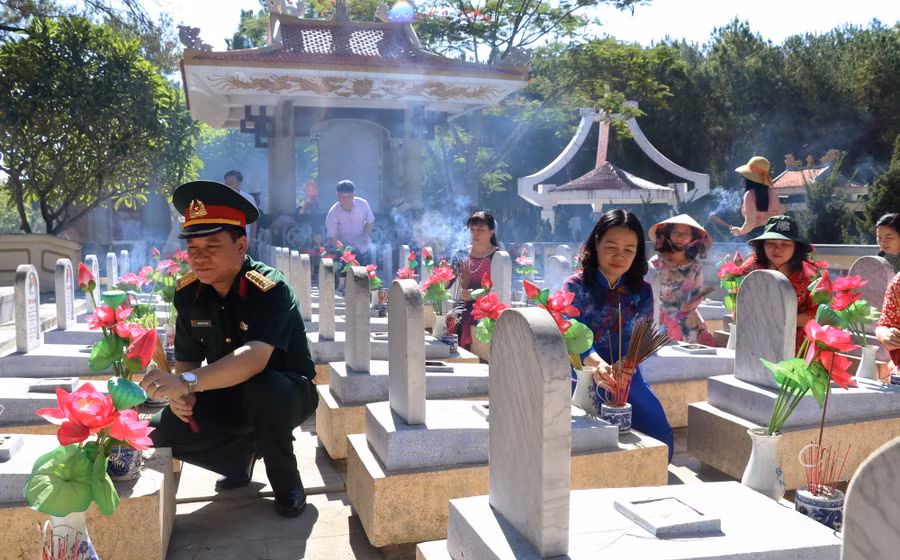 Tri ân các Anh hùng liệt sĩ tại Nghĩa trang liệt sĩ Quốc gia Trường Sơn. Ảnh: INT