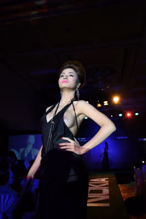 Mỹ nhân Việt gây phản cảm khi mượn áo yếm khoe da thịt ảnh 6