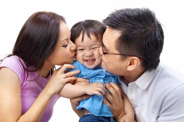 Cha mẹ cần dạy trẻ biết đoàn kết. Ảnh minh họa.