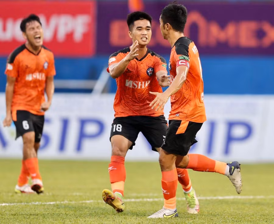 Nhân tố mới Phạm Đình Duy (18) trong màu áo SHB Đà Nẵng.