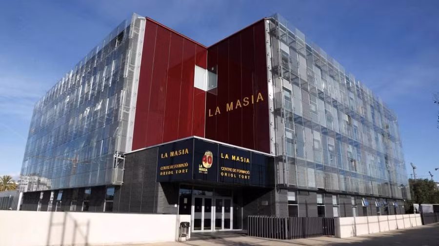 Tòa nhà La Masia là nguồn cơn dẫn tới việc MCM đòi tòa tuyên buộc Barcelona phá sản.